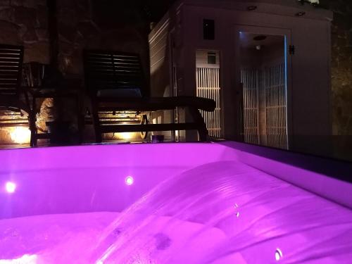 Bazén v ubytování SPA SUITE SICILIA - Intera casa con spa privata Jacuzzi Sauna Bagno di Vapore ad uso illimitato nebo v jeho okolí