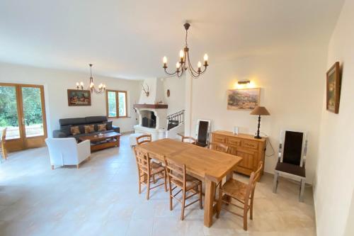 une salle à manger et un salon avec une table et des chaises dans l'établissement 06CB Pretty country house for 8, à Tourrettes-sur-Loup