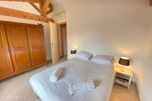 une chambre avec un grand lit blanc avec deux oreillers dans l'établissement 06CB Pretty country house for 8, à Tourrettes-sur-Loup