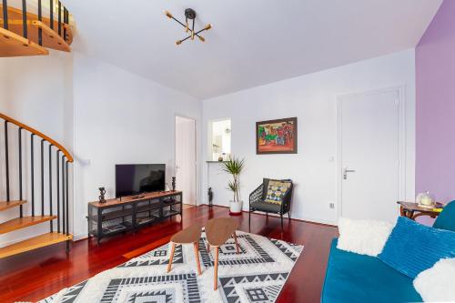 Cosy Modern Apartment - 1 minute walk from train station