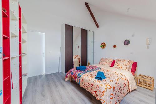 - une chambre dotée d'un lit avec des chaussures bleues dans l'établissement Cosy Modern Apartment - 1 minute walk from train station, à Creil