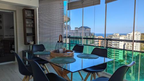 カーラ・デ・フィネストラットにあるVILA PARK Rooftop Apartmentのダイニングルーム(ガラスのテーブル、椅子付)