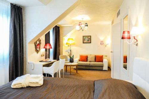 pokój hotelowy z łóżkiem i salonem w obiekcie Myo Hotel Mysterius w Pradze