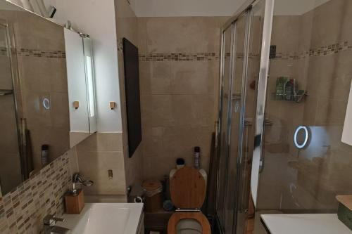 Et badeværelse på T2 meublé 1 er étage dans un quartier calme à PARIS 17