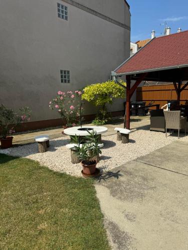 Сад в Zoya Apartman