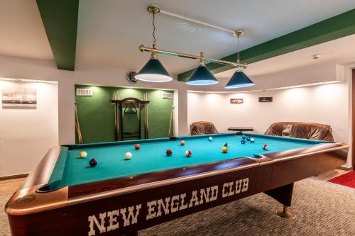 a billiard room with a pool table in a room at Hotel Dziki Potok Karpacz Konferencje & SPA in Karpacz