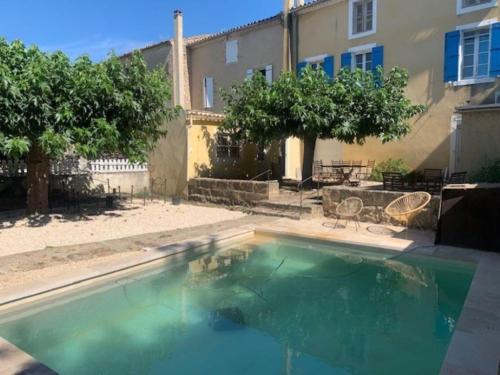 L'Ostal de Terralha avec piscine au centre du village