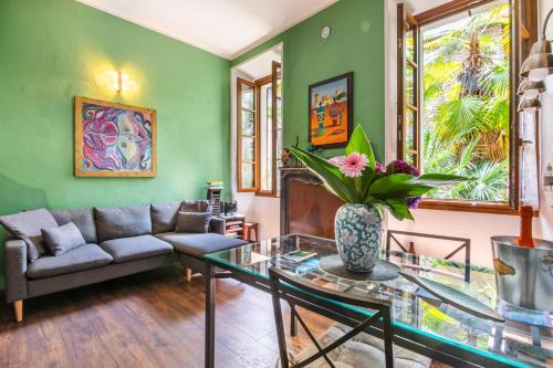a living room with a couch and a table at Oikos Dafne in Gravedona