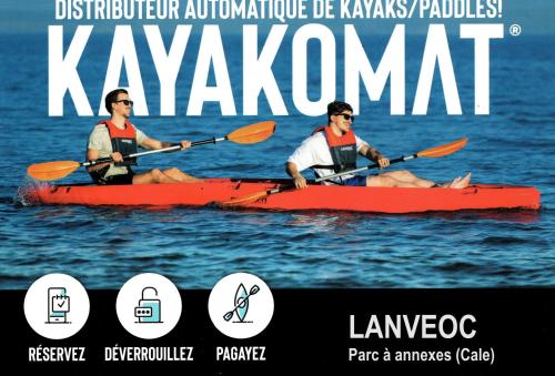 deux hommes en kayak rouge sur l'eau dans l'établissement Camping Cap-Ouest, à Lanvéoc