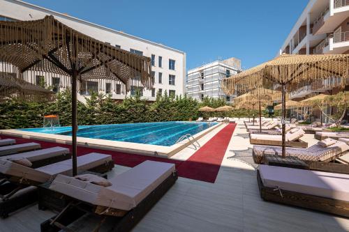 Bazén v ubytování Gest Hotel nebo v jeho okolí