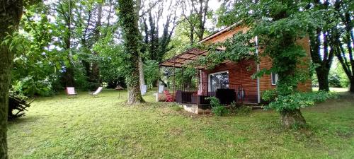 a small house in the middle of a yard at Kilomètre creusois in Saint-Dizier-Leyrenne