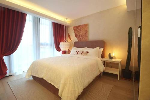 Postel nebo postele na pokoji v ubytování Luxury Oasis in Makati with Balcony