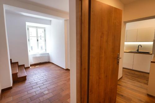 una habitación vacía con una puerta y una cocina en Apartments Metro 7, en Liubliana