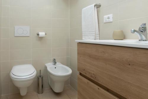 a bathroom with a toilet and a sink at B&B Amerigo Vespucci in Marina San Vito