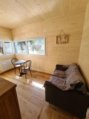 une chambre avec un lit et une table dans une pièce dans l'établissement Les jardins de Felix, à Bourges