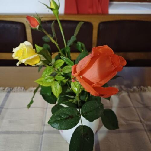 a vase filled with flowers on a table at Zanati Apartmannház in Nagykapornak