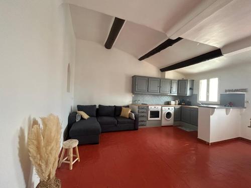 un salon avec un canapé et une cuisine dans l'établissement Namasté, à Aix-en-Provence