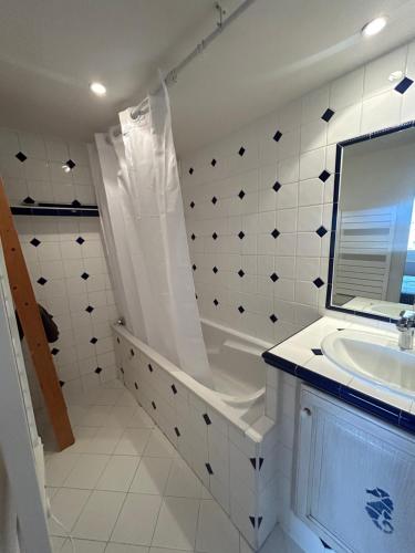 une salle de bain blanche avec une baignoire et un lavabo dans l'établissement Namasté, à Aix-en-Provence