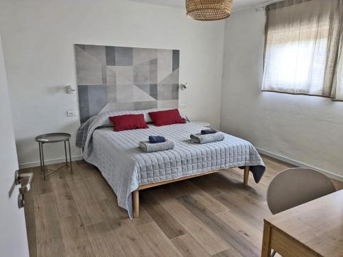 Un dormitorio con una cama con almohadas rojas. en Villa Sara, en Lucca