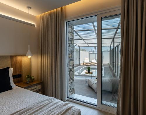 斯基亚索斯镇Serenity Suites, Premium Key Collection的一间带床的卧室，可欣赏庭院景观