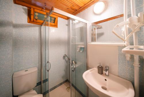 Koupelna v ubytování Totelya Hotel