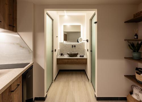 斯基亚索斯镇Serenity Suites, Premium Key Collection的浴室里有洗手池和镜子