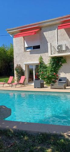 une maison avec une piscine devant dans l'établissement Très jolie villa à Vence, à Vence
