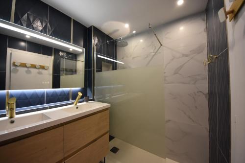 une salle de bain avec un lavabo et une douche en verre dans l'établissement Escapade balnéaire, Piscine privée et à deux pas des plages, à Cannes