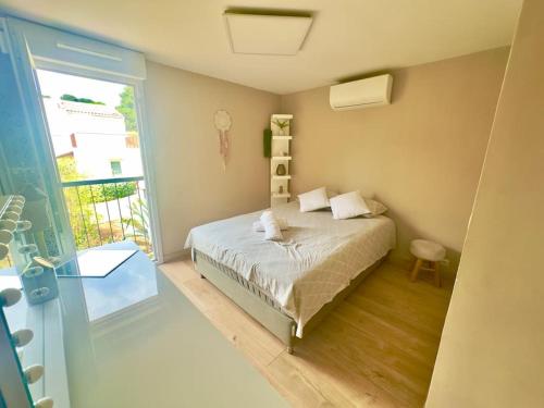 une petite chambre avec un lit et un balcon dans l'établissement Villa avec Piscine Privée à Antibes - Côte d'Azur, à Antibes