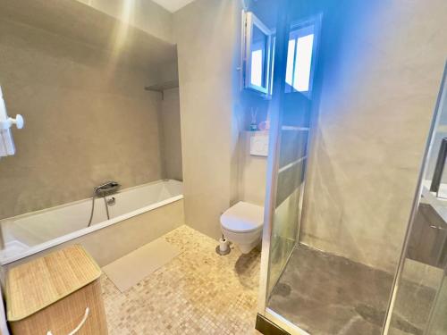 une salle de bain avec toilettes, baignoire et lavabo dans l'établissement Villa avec Piscine Privée à Antibes - Côte d'Azur, à Antibes