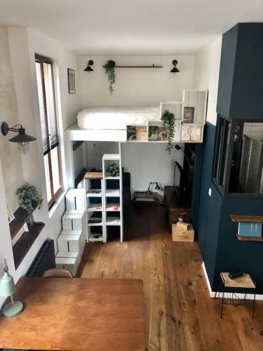 Cette chambre comprend une mezzanine. dans l'établissement Studio-Loft lumineux et calme, à Bordeaux