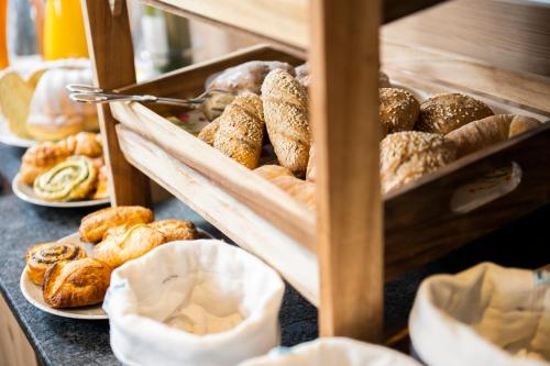 a bunch of different types of breads and pastries at Winklers Gipfelblick Chalet, inklusive Alpentherme - Ganzjährig, Gasteiner Bergbahn - nur Sommer in Bad Hofgastein