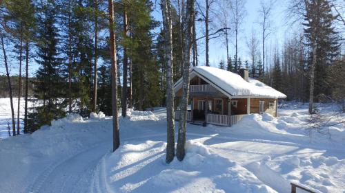 a small cabin in the snow in the woods at Koivurannan Lomamökit Kataja in Mikkeli