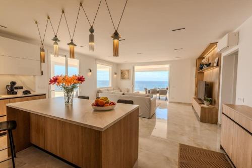 eine Küche und ein Wohnzimmer mit einem Tisch und einer Obstschale in der Unterkunft Villa Bianca in Callao Salvaje