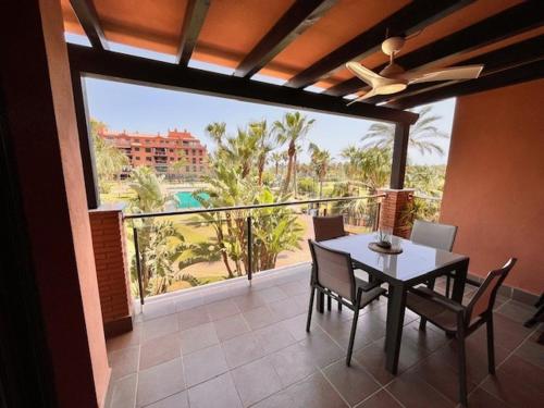 モトリルにあるCandela Beach Luxury Apartamentのバルコニーにテーブルと椅子が置かれたダイニングルーム