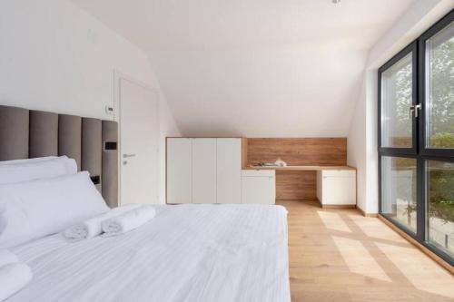 Stari LazにあるGorska Idila - Kuća za odmor Brezaの白いベッドと大きな窓のある寝室