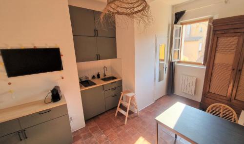 - une petite cuisine avec un comptoir et une table dans l'établissement Studio de charme hypercentre d'Aix, à Aix-en-Provence