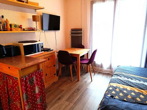 Cette chambre comprend un lit et un bureau avec une table. dans l'établissement Les Hauts De Saint Gervais, à Saint-Gervais-les-Bains