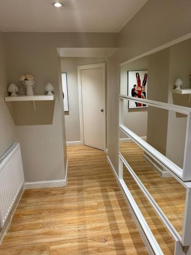 Zimmer mit einem Flur mit Treppe und Tür in der Unterkunft Sleep 8 In the heart of Central London Hy4 in London