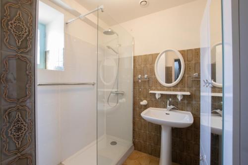 une salle de bain avec une douche en verre et un lavabo dans l'établissement Nouveau ! Maison en pierre, Nature, à Joyeuse