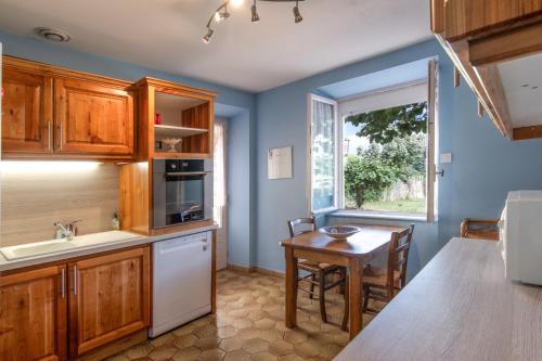 une cuisine avec une petite table et une fenêtre dans l'établissement Nouveau ! Maison en pierre, Nature, à Joyeuse