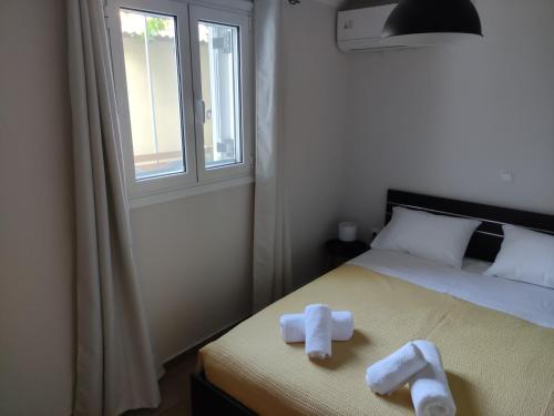 KariáArgéiko traditional house的卧室里有一张床，床上放着两条毛巾。