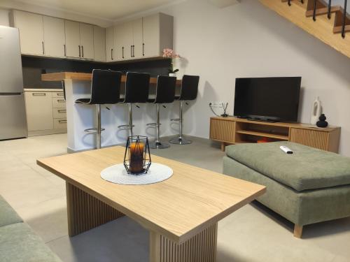 KariáArgéiko traditional house的客厅里有一张桌子和一张沙发