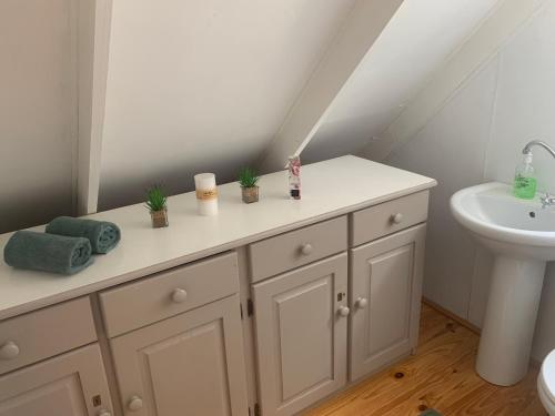 Bilik mandi di Kolstert Cozy Beach Gem