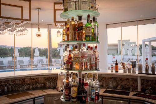 un mucchio di bottiglie su uno scaffale in un bar di Arkadia Hotel a Kypseli