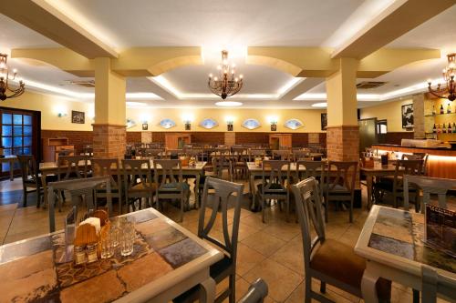 Restoran atau tempat lain untuk makan di Cross Roads Inn