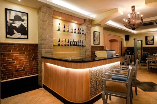 Lounge atau bar di Cross Roads Inn