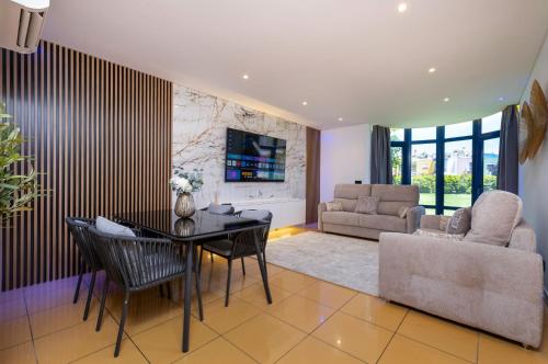 Romantic with private Hot Tub & Parking - big pool - Marina access