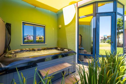 Romantic with private Hot Tub & Parking - big pool - Marina access
