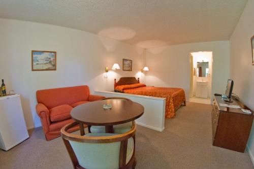 a hotel room with a bed and a table at Family Inn in San Rafael
